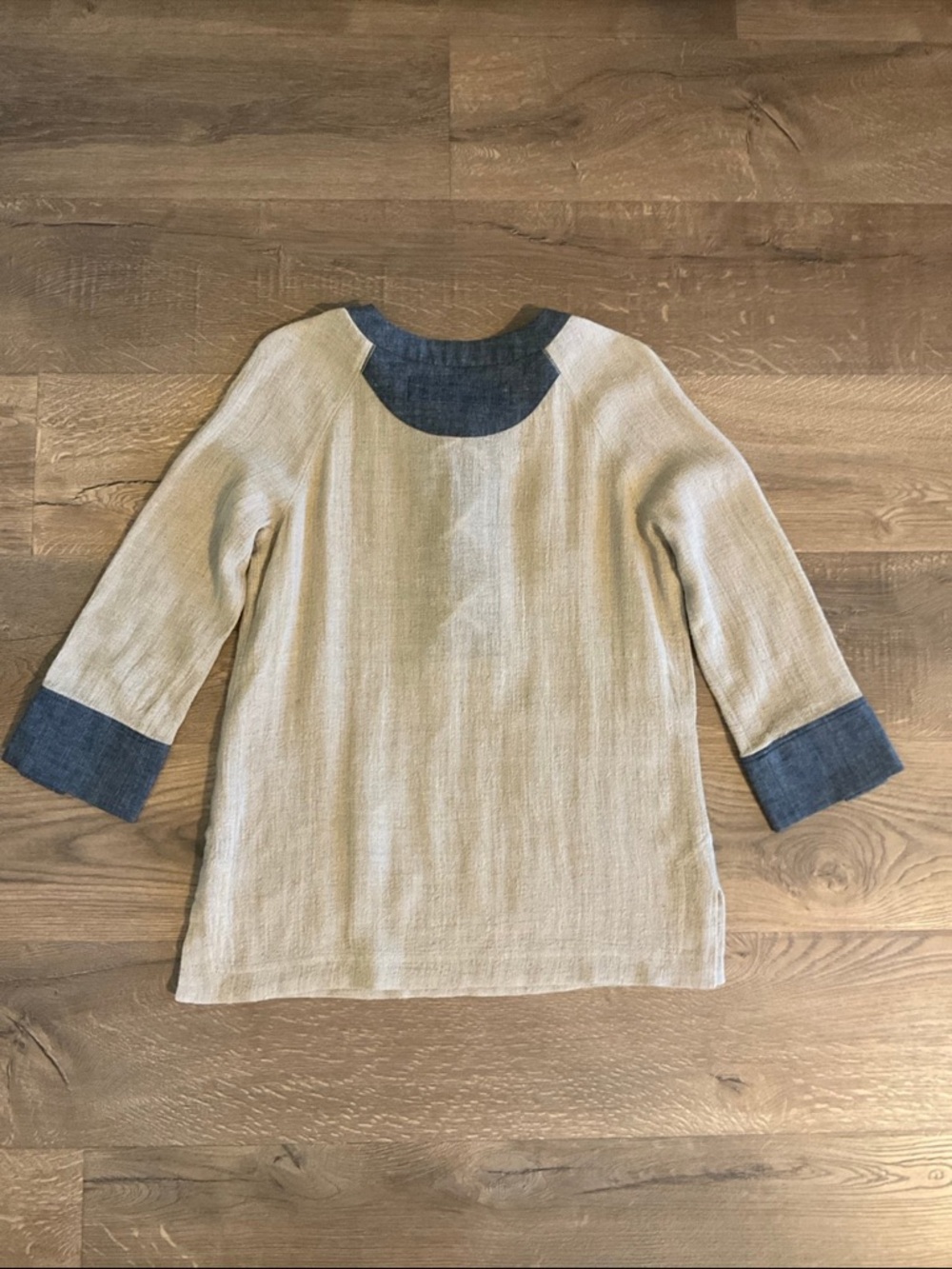 Tory Burch beige linen 3/4 sleeve top with denim accents and lace up front, 6 - Picture 3 of 9